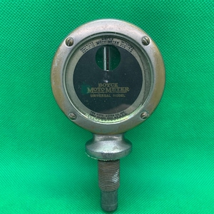 Può includere: Boyce Moto Meter vintage, modello Universal, con un involucro circolare in metallo argentato. Il quadrante nero mostra il nome del marchio e il modello. Il misuratore ha uno stelo filettato per il montaggio, su sfondo verde.