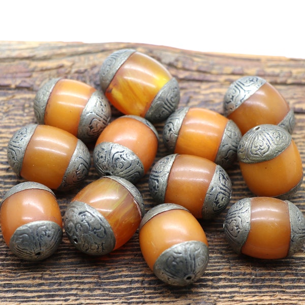 Vintage Tibet Faux Amber Perlen mit gravierten Silberenden, Copal
