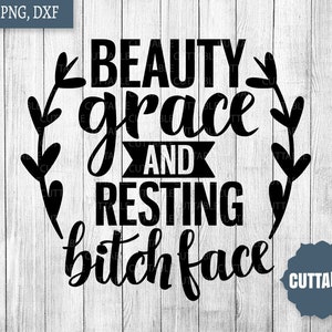 Puede incluir: Diseño gráfico en blanco y negro con el texto "Beauty grace and resting bitch face" rodeado de una corona de hojas.