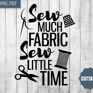 Puede incluir: Diseño gráfico en blanco y negro con el texto "Sew much fabric sew little time" sobre un fondo de madera. El diseño incluye una aguja de coser, una bobina de hilo y un dedal.