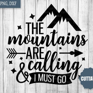Può includere: Grafica in bianco e nero con il testo "The mountains are calling & I must go" con una catena montuosa e frecce su entrambi i lati del testo.