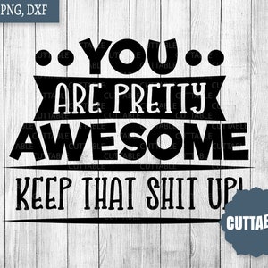 Puede incluir: Texto en blanco y negro sobre un fondo de madera que dice "...YOU... ARE PRETTY AWESOME KEEP THAT SHIT UP". El texto está en una fuente en negrita y de bloque. Hay un círculo azul con la palabra "CUTTABLE" en texto blanco en la esquina inferior derecha de la imagen.
