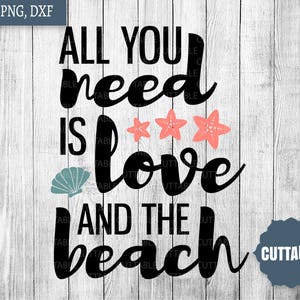 Peut inclure: Graphique de texte noir et blanc sur un fond en bois. Le texte dit "Tout ce dont vous avez besoin, c'est de l'amour et de la plage". Il y a trois &eacute;toiles de mer roses et une coquille dans le graphique.