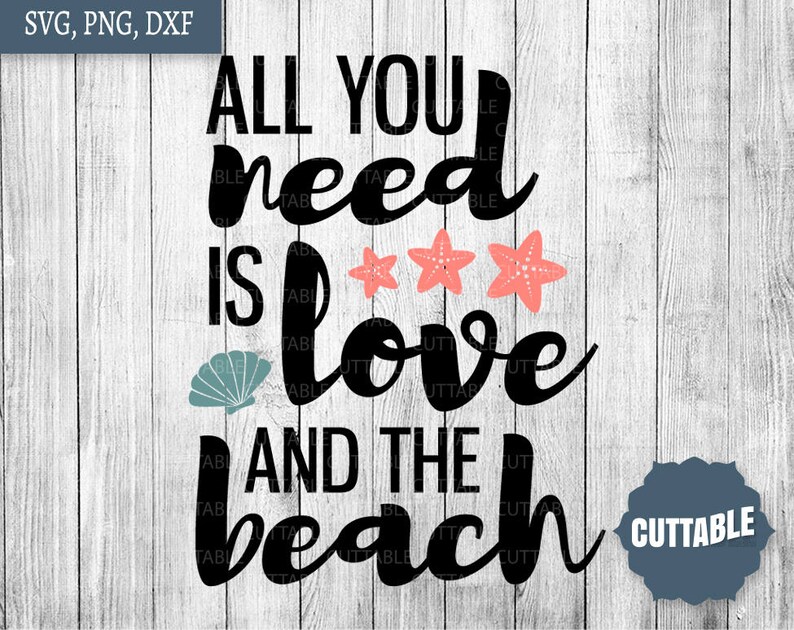Peut inclure: Graphique de texte noir et blanc sur un fond en bois. Le texte dit "Tout ce dont vous avez besoin, c'est de l'amour et de la plage". Il y a trois &eacute;toiles de mer roses et une coquille dans le graphique.