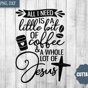 以下が含まれることがあります： 「All I need is a little bit of coffee & a whole lot of Jesus」というテキストを含む白黒のグラフィックデザイン。グラフィックには、コーヒーカップ、コーヒー豆、十字架が含まれています。