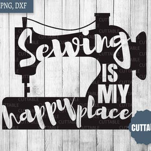 Könnte beinhalten: Schwarze und weiße Silhouette einer Nähmaschine mit dem Text "Nähen ist mein glücklicher Ort" in einer stilisierten Schrift.