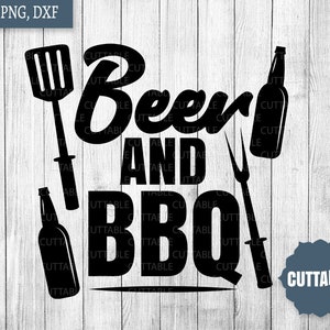 Könnte beinhalten: Schwarzweißes Design mit dem Text "Beer and BBQ" in einer stilisierten Schriftart. Das Design enthält einen Spatel, einen Flaschenöffner, eine Bierflasche und eine Gabel.
