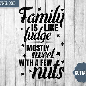 Peut inclure: Texte noir et blanc sur fond de bois. Le texte dit "Family is like fudge, mostly sweet with a few nuts".