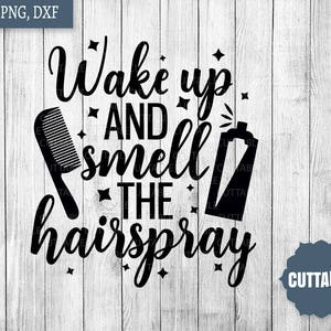 Puede incluir: Diseño gráfico en blanco y negro con el texto "Wake up and smell the hairspray". El diseño incluye un peine y una botella de laca para el cabello.
