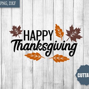 Puede incluir: Un diseño gráfico en blanco y negro con el texto "Happy Thanksgiving" en una fuente cursiva. El texto está rodeado de hojas marrones y naranjas.