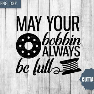 Puede incluir: Diseño gráfico en blanco y negro con el texto "Que tu carrete siempre esté lleno". El gráfico incluye un carrete de hilo y una canilla.