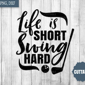 Puede incluir: Diseño gráfico en blanco y negro con el texto "Life is Short Swing Hard" y un palo de golf. El diseño está sobre un fondo de madera.