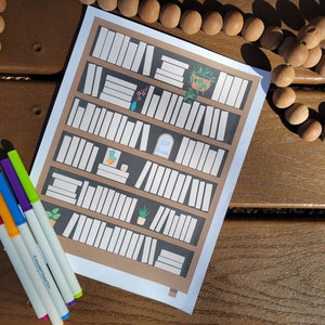 Puede incluir: Una página para colorear imprimible que presenta una estantería con varios estantes llenos de libros. La estantería es marrón con un fondo negro. El estante superior tiene una planta en maceta con hojas verdes. El estante del medio tiene un cartel que dice "100 Libros".