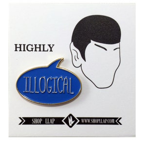 Puede incluir: Un pin de esmalte azul y dorado con una burbuja de diálogo con el texto "HIGHLY ILLOGICAL" y una silueta en blanco y negro de una cabeza.