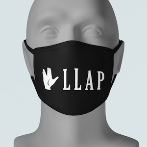 Peut inclure: Masque facial noir avec un salut de la main vulcanien blanc et le texte "LLAP" imprimé dessus.