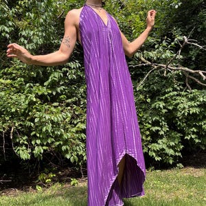 Abito tie-dye viola con scollo all&#39;americana / Abbigliamento da festival / Abbigliamento da resort / Copricostume