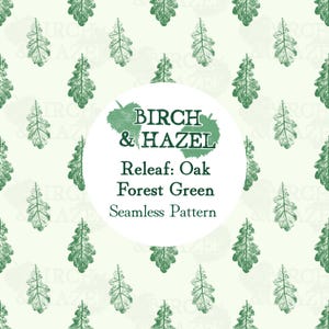 Puede incluir: Un patrón sin costuras con un motivo repetitivo de hojas de roble verde bosque sobre un fondo crema claro. Un círculo blanco central muestra el texto: Birch & Hazel, Releaf: Oak, Forest Green, Seamless Pattern en fuente verde oscuro.