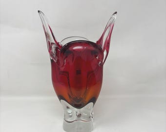 Vaso vintage in vetro artistico boho ceco di Josef Hospodka - Anni '60, rosso mirtillo, con testa di gatto Sommerso, decorazione da tavolo in stile moderno di metà secolo, 23 cm.