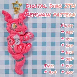 Puede incluir: Llavero de peluche rosa de un dinosaurio con detalles en blanco y negro. El llavero está etiquetado como "DIGITAL DINO ITH KEYCHAIN PATTERN" y enumera los archivos incluidos: PES, DST, EXP, HUS, JEF, VIP. El tamaño se indica como 4x4 y XXX.