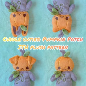 Pode incluir: Quatro brinquedos de pelúcia em forma de abóbora feitos de tecido cinza e laranja. Os brinquedos têm detalhes bordados e são etiquetados como "Cuddle Cuties: Pumpkin Patch ITH Plush Pattern".
