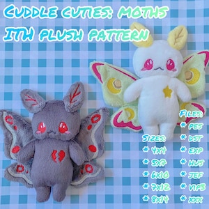 Könnte beinhalten: Zwei Plüsch-Mottenspielzeuge mit gestickten Details. Die Motte links ist grau mit roten Akzenten und die Motte rechts ist weiß mit gelben und rosa Akzenten. Das Bild enthält Text, der "Cuddle Cuties: Moths Ith Plush Pattern" lautet und Dateitypen und Größen für das Muster auflistet.