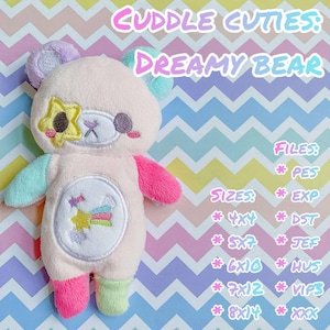 以下が含まれることがあります： パステルカラーのDreamy Bearのぬいぐるみ。クマは星型の目と、お腹に流れ星のデザインがあります。画像には「Cuddle Cuties: Dreamy Bear」というテキストと、ファイルの種類とサイズが記載されています。