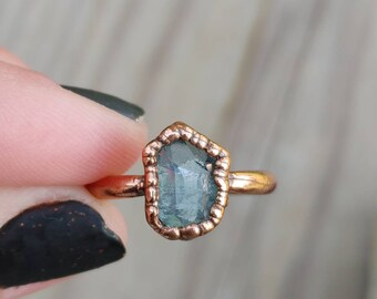 Anillo de cristal de aguamarina natural / Anillo de piedra preciosa transparente aguamarina / Cobre electroformado / Piedra natal de marzo / Anillo de cobre de cristal azul