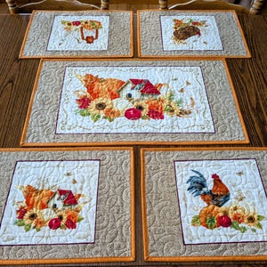 Set med quiltade höstlökar och bordsunderlägg i solrosmönster