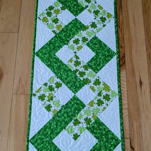 Puede incluir: Un juego de tres tazas de cerámica con un acabado moteado y mate. Las tazas son en tonos crema, gris claro y gris oscuro. Cada taza tiene un diseño simple y minimalista, ideal para café o té.