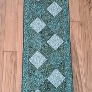St. Patrick&#39;s Day Table Runner: Green Irish Celebration Decor