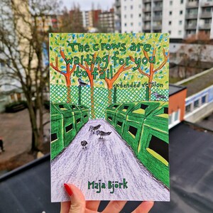 Könnte beinhalten: Buchcover-Illustration mit dem Titel "The crows are waiting for you to fail" und dem Namen des Autors, Maja Björk. Das Kunstwerk zeigt Krähen, grüne Mülltonnen und einen Weg.