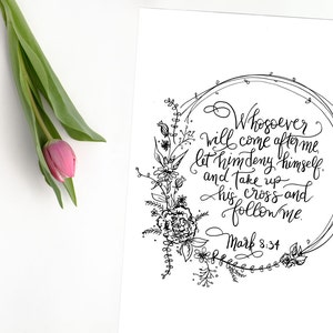 Digitaler Download! Handlettered Schriftdruck / Blumenkranz / Take Up His Cross / Hand beschrifteter Bibelvers / moderne Kalligraphie
