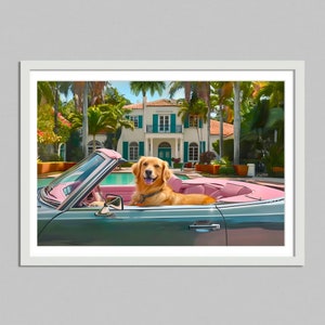 Op de afbeelding: Een golden retriever hond die op de passagiersstoel van een cabriolet met een roze interieur zit. De auto staat geparkeerd voor een groot wit huis met groene luiken. Het huis is omringd door palmbomen.