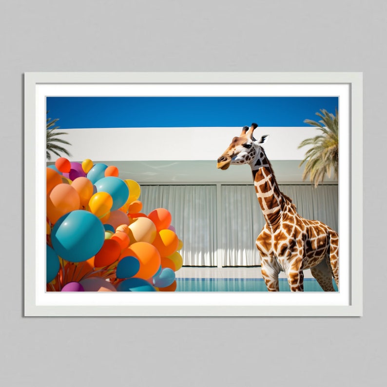 Peut inclure: Une girafe se tient pr&egrave;s d'une piscine avec un bouquet de ballons color&eacute;s au premier plan. La girafe regarde les ballons. La piscine est bleue et le ciel est bleu. Les ballons sont orange, jaune, bleu, rose et violet.