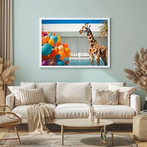 Peut inclure: Une photographie encadr&eacute;e en blanc d'une girafe debout devant une maison moderne avec une piscine. La girafe regarde vers la gauche. Il y a des ballons color&eacute;s au premier plan.