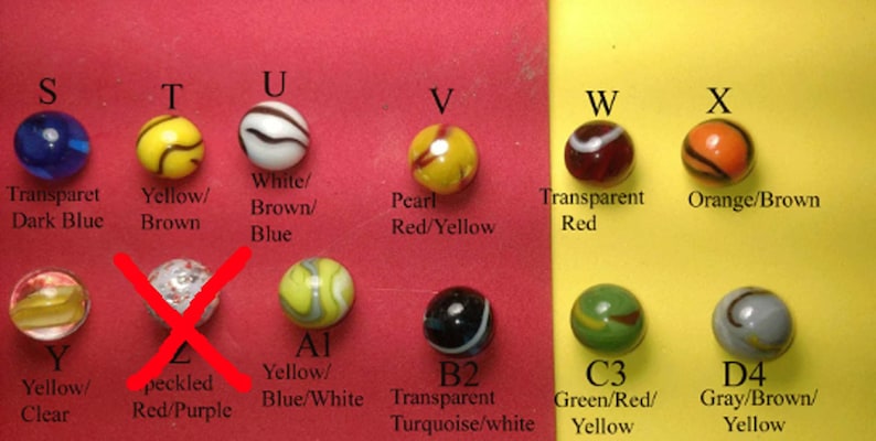 Pu&ograve; includere: Una collezione di biglie di diversi colori e motivi, etichettate con lettere dalla S alla X. Le biglie sono disposte in due file su uno sfondo rosso e giallo. Ogni biglia &egrave; etichettata con una lettera e una descrizione del suo colore e del suo motivo.