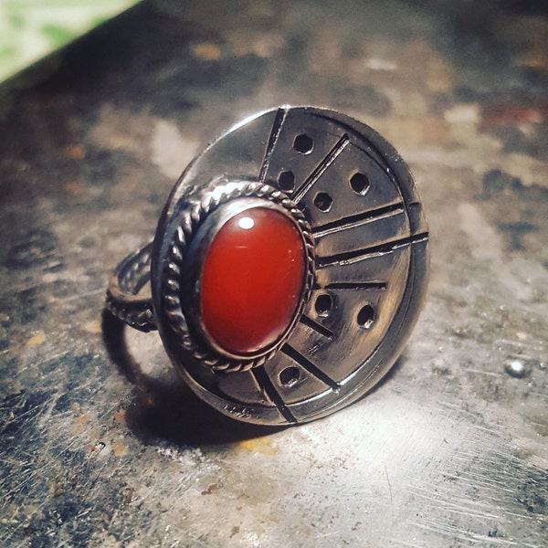 VENTE bague asymétrique ~ Gypsy Ring ~ bague en métal estampillé ~ pierre semi-précieuse ~ anneau de déclaration ~ argent massif cornaline ~ fait à la main