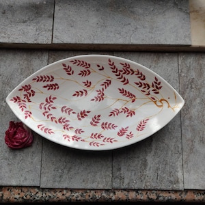 Oval salad bowl with white ceramic bordeaux leaves, customizable table service, spaghetti dish, rise bowl.