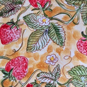 Może przedstawiać: Akwarelowa ilustracja czerwonych truskawek, zielonych liści i białych kwiat&oacute;w na jasnobrązowym tle. Truskawki mają białe nasiona. Projekt ma ręcznie malowany, vintage styl, przypominający sztukę botaniczną.
