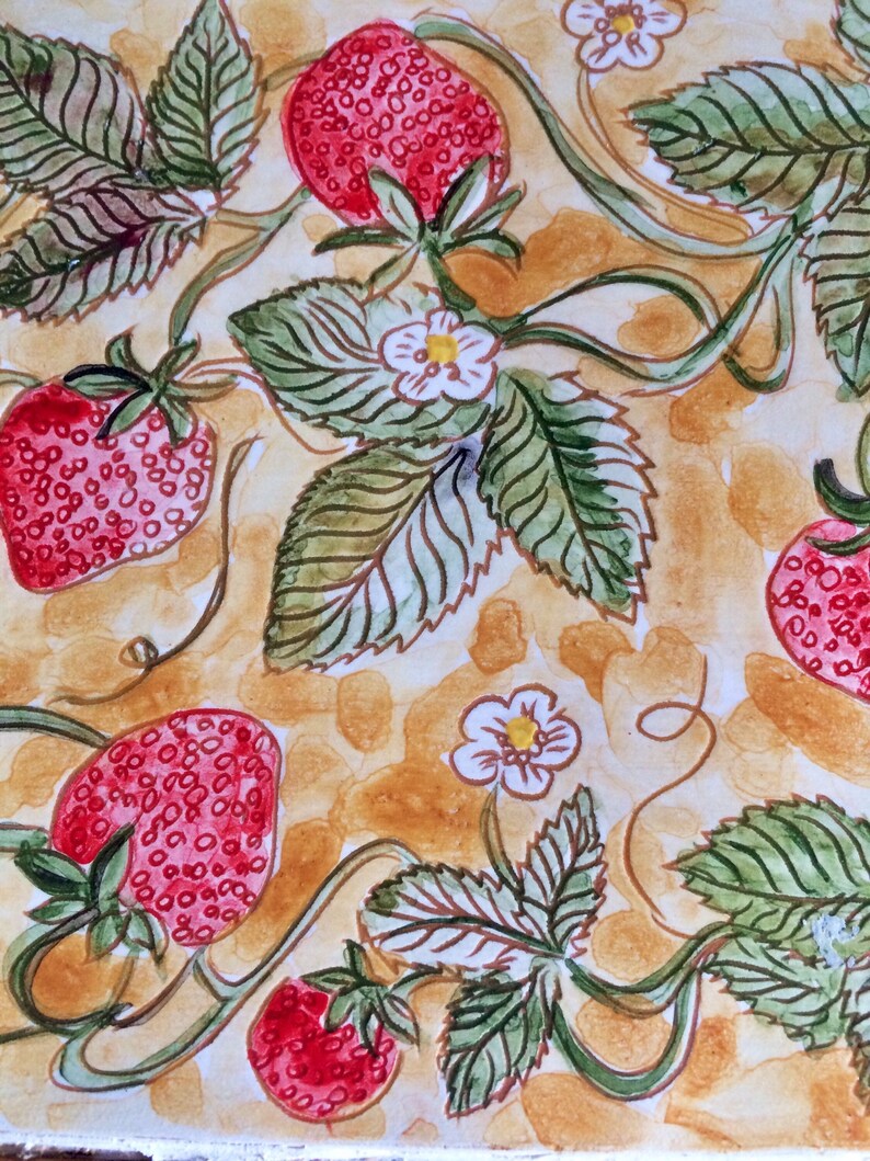 Może przedstawiać: Akwarelowa ilustracja czerwonych truskawek, zielonych liści i białych kwiat&oacute;w na jasnobrązowym tle. Truskawki mają białe nasiona. Projekt ma ręcznie malowany, vintage styl, przypominający sztukę botaniczną.