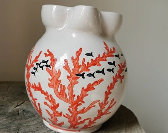 Brocca ceramica per acqua, corallo ceramica, corallo dipinto, brocca bianca con decorazione rossa, complementi arredo casa al mare, brocca