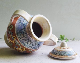 Vaso in ceramica artistica con coperchio, anfora lavorazione antica in argilla rossa, decorazioni graffite su ceramica, vasi arredo classico