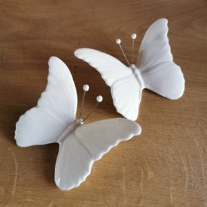 Coppia di farfalle bianche da appendere, bomboniere matrimonio, farfalle decorative murali, allestimenti feste decorazioni bianche nozze
