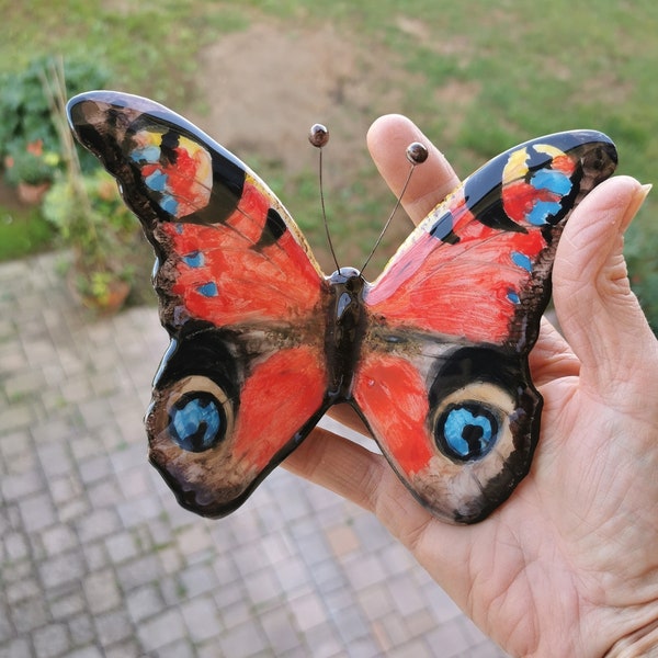 Papillon en céramique rouge, papillon mural peint à la main, papillons peints à la main du monde, papillons muraux pour l'extérieur et les jardins