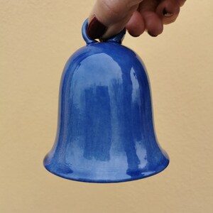 blauwe Paasbel, blauwe keramische bel, handgemaakte keramische bel, keramische bel met klepel, Paasbel