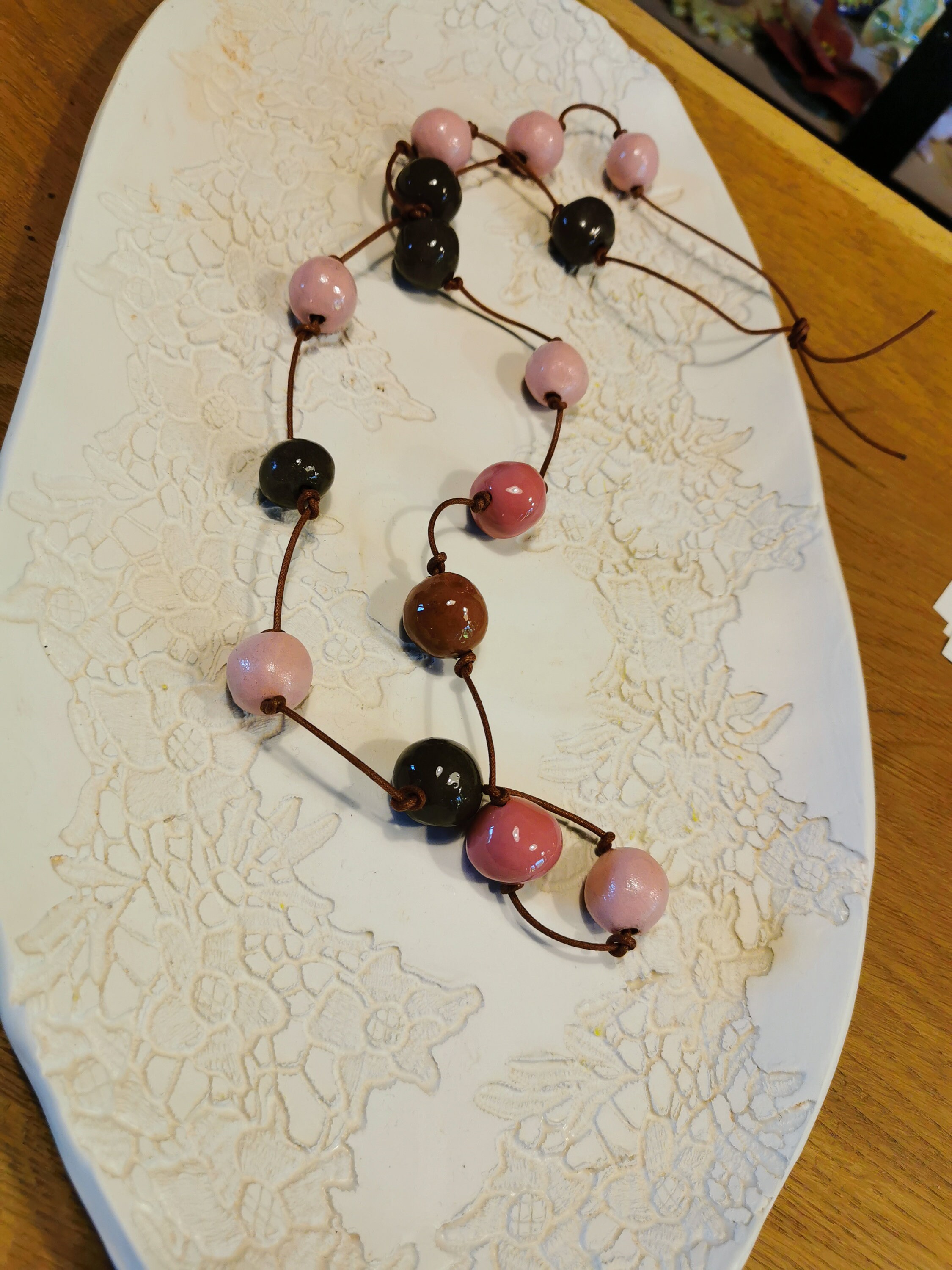 Collana Catena Da Donna Lunga Con Piccole Perle Colorate Intercalate. Catenina In Acciaio Placcato Oro O Argento. Collane Lunghe Donna Particolari. Gioielli A Catena In Acciaio (Argento Placcato - Foto 2