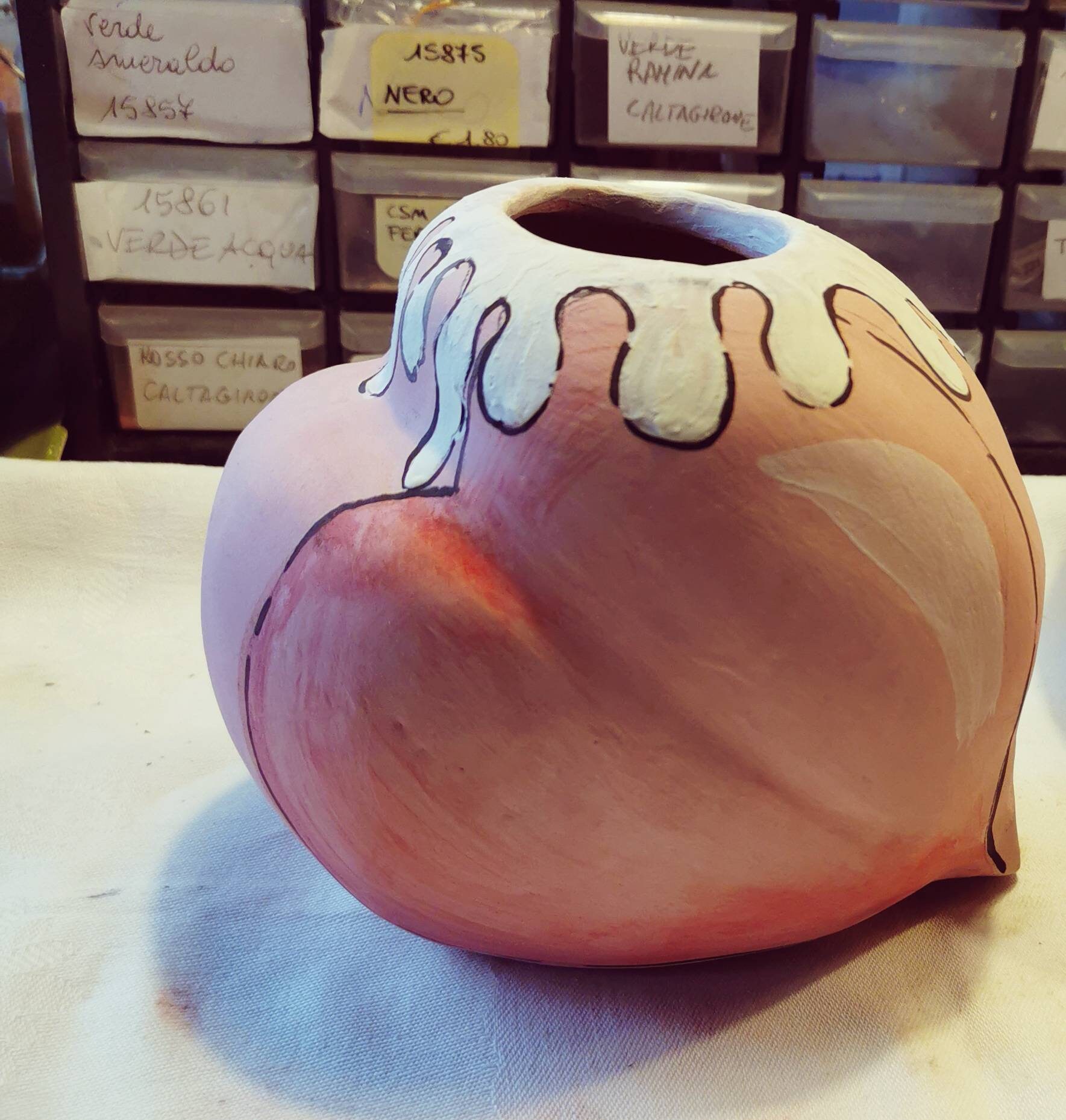 陶器のハート、ピンクの陶器のハートの花瓶、インテリア陶器デザイン