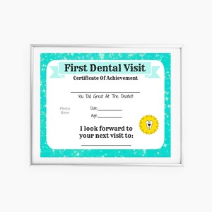 Peut inclure: Un certificat bleu turquoise avec des &eacute;toiles blanches et le texte "First Dental Visit" en noir. Le certificat a une dent jaune avec un visage souriant et le texte "You Did Great At The Dentist!" en noir. Le certificat a des lignes vides pour la date, l'&acirc;ge et une photo.