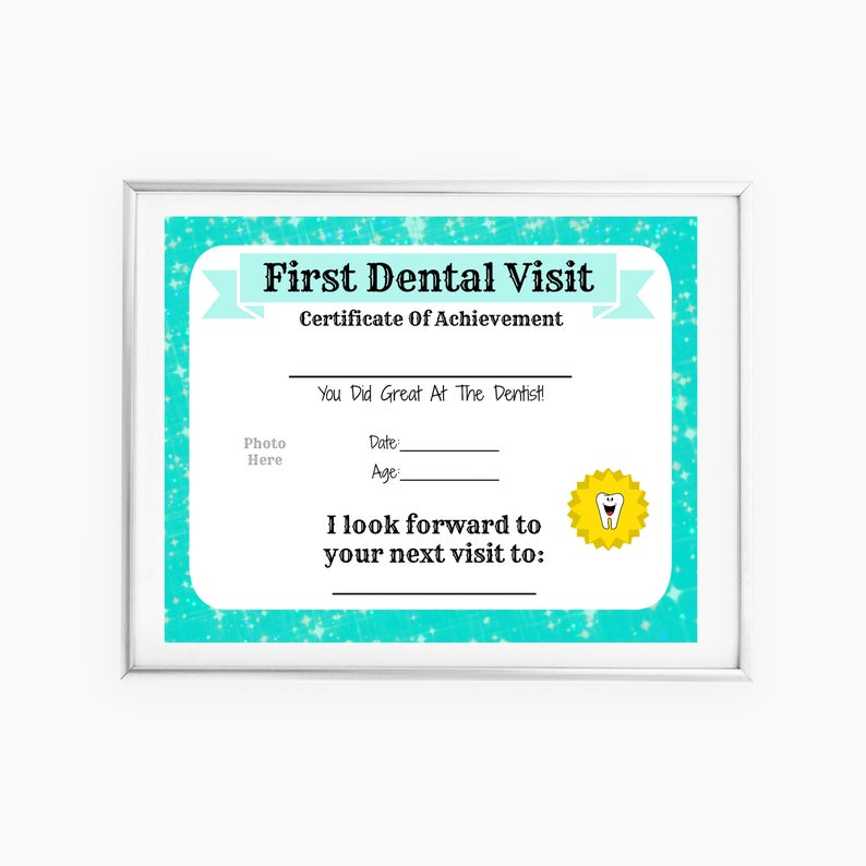 Peut inclure: Un certificat bleu turquoise avec des &eacute;toiles blanches et le texte "First Dental Visit" en noir. Le certificat a une dent jaune avec un visage souriant et le texte "You Did Great At The Dentist!" en noir. Le certificat a des lignes vides pour la date, l'&acirc;ge et une photo.