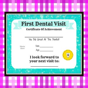 Peut inclure: Un certificat bleu et blanc avec un cadre noir et une &eacute;toile jaune avec une dent souriante. Le certificat indique "Premi&egrave;re visite chez le dentiste Certificat de r&eacute;ussite" et "Vous avez &eacute;t&eacute; formidable chez le dentiste !" avec des espaces pour une photo, une date et un &acirc;ge. Il indique &eacute;galement "J'ai h&acirc;te de vous revoir pour votre prochaine visite :"